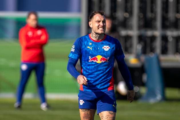 GER, Leipzig, Fußball, Bundesliga, oeffentliches Training, RB Leipzig im Bild v.l.: David Raum (RB Leipzig 22), emotional, schreit, motiviert, verzieht das Gesicht 30.09.2025, RB Leipzig Training Akademie Cottaweg Leipzig DFL DFB REGULATIONS PROHIBIT ANY USE OF PHOTOGRAPHS AS IMAGE SEQUENCES AND OR QUASI-VIDEO, Copyright: HMBxMedia PaulxFritz