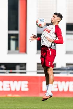 Training 1. FC Köln; 30.09.2025 Cenk Özkacar (1. FC Köln, 39) nimmt den Ball an Training 1. FC Köln; Geissbockheim, 30.09.2025 Copyright: xBEAUTIFULxSPORTS Wunderlx