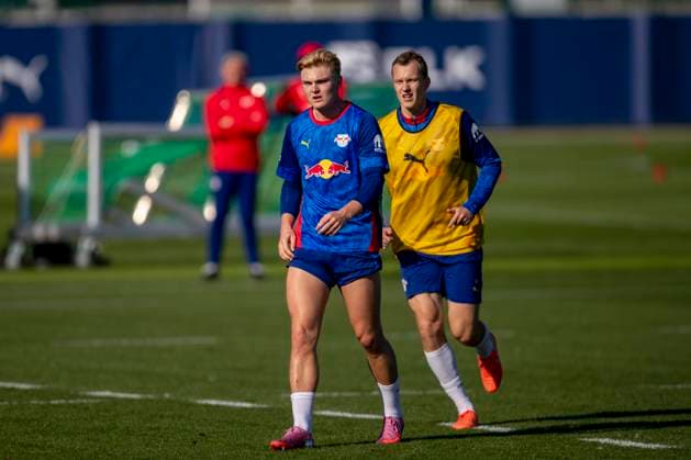 GER, Leipzig, Fußball, Bundesliga, oeffentliches Training, RB Leipzig im Bild v.l.: Conrad Harder (RB Leipzig 11), Lukas Klostermann (RB Leipzig 16), 30.09.2025, RB Leipzig Training Akademie Cottaweg Leipzig DFL DFB REGULATIONS PROHIBIT ANY USE OF PHOTOGRAPHS AS IMAGE SEQUENCES AND OR QUASI-VIDEO, Copyright: HMBxMedia PaulxFritz