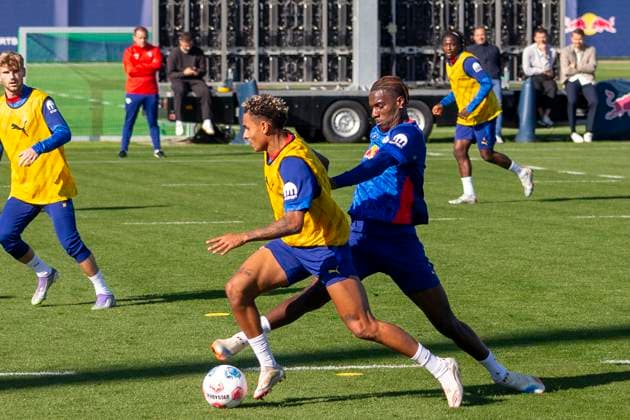 GER, Leipzig, Fußball, Bundesliga, oeffentliches Training, RB Leipzig im Bild v.l.: Antonio Nusa (RB Leipzig 07), Ezechiel Banzuzi (RB Leipzig 06), Zweikampf 30.09.2025, RB Leipzig Training Akademie Cottaweg Leipzig DFL DFB REGULATIONS PROHIBIT ANY USE OF PHOTOGRAPHS AS IMAGE SEQUENCES AND OR QUASI-VIDEO, Copyright: HMBxMedia PaulxFritz