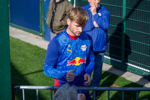 GER, Leipzig, Fußball, Bundesliga, oeffentliches Training, RB Leipzig im Bild v.l.: Timo Werner (RB Leipzig 36), schreibt Autogramme 30.09.2025, RB Leipzig Training Akademie Cottaweg Leipzig DFL DFB REGULATIONS PROHIBIT ANY USE OF PHOTOGRAPHS AS IMAGE SEQUENCES AND OR QUASI-VIDEO, Copyright: HMBxMedia PaulxFritz