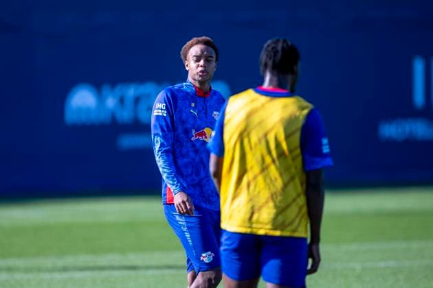 GER, Leipzig, Fußball, Bundesliga, oeffentliches Training, RB Leipzig im Bild v.l.: Assan Ouedraogo (RB Leipzig 20), spricht mit El Chadaille Bitshiabu (RB Leipzig 05) 30.09.2025, RB Leipzig Training Akademie Cottaweg Leipzig DFL DFB REGULATIONS PROHIBIT ANY USE OF PHOTOGRAPHS AS IMAGE SEQUENCES AND OR QUASI-VIDEO, Copyright: HMBxMedia PaulxFritz