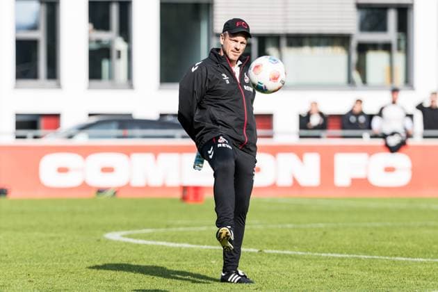 Training 1. FC Köln; 30.09.2025 Lukas Kwasniok (Trainer 1. FC Köln) mit Ball Training 1. FC Köln; Geissbockheim, 30.09.2025 Copyright: xBEAUTIFULxSPORTS Wunderlx