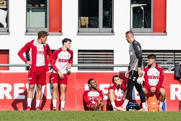 Training 1. FC Köln; 30.09.2025 Ein Teil der Trainingsgruppe darf früher in die Kabine: Sebastian Sebulonsen (1. FC Köln, 28), Eric Martel (1. FC Köln, 6), Linton Maina (1. FC Köln, 37), Joel Schmied (1. FC Köln, 2), Jan Thielmann (1. FC Köln, 29), Marvin Schwäbe (1. FC Köln, 1) Training 1. FC Köln; Geissbockheim, 30.09.2025 Copyright: xBEAUTIFULxSPORTS Wunderlx