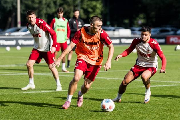 Training 1. FC Köln; 30.09.2025 Kristoffer Lund (1. FC Köln, 32) am Ball, Jusuf Gazibegovic (1. FC Köln, 25) Training 1. FC Köln; Geissbockheim, 30.09.2025 Copyright: xBEAUTIFULxSPORTS Wunderlx