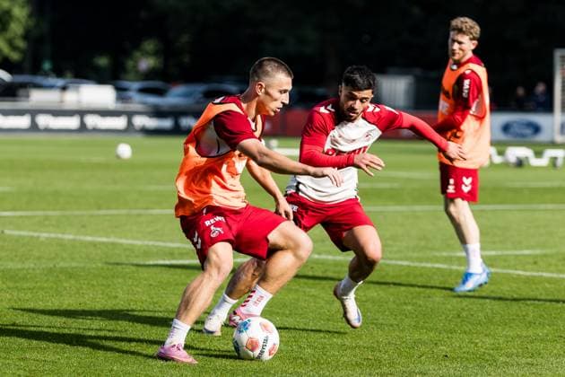 Training 1. FC Köln; 30.09.2025 Zweikampf Kristoffer Lund (1. FC Köln, 32), Jusuf Gazibegovic (1. FC Köln, 25) Training 1. FC Köln; Geissbockheim, 30.09.2025 Copyright: xBEAUTIFULxSPORTS Wunderlx