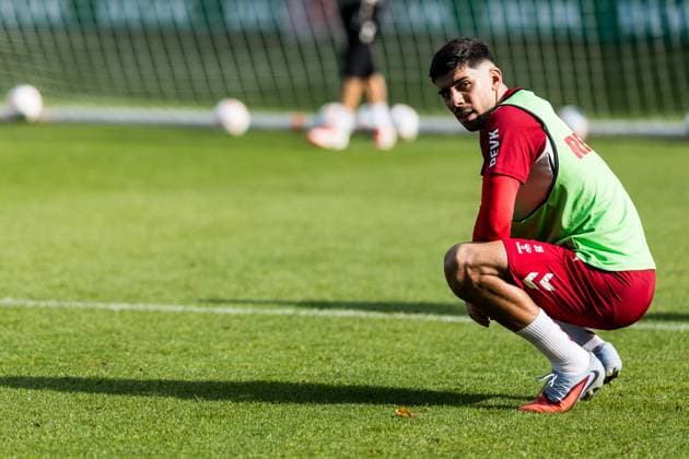Training 1. FC Köln; 30.09.2025 Cenk Özkacar (1. FC Köln, 39) in der Hocke Training 1. FC Köln; Geissbockheim, 30.09.2025 Copyright: xBEAUTIFULxSPORTS Wunderlx