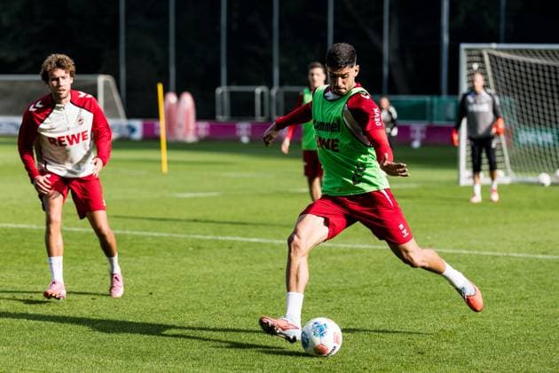 Training 1. FC Köln; 30.09.2025 Cenk Özkacar (1. FC Köln, 39) schießt Training 1. FC Köln; Geissbockheim, 30.09.2025 Copyright: xBEAUTIFULxSPORTS Wunderlx