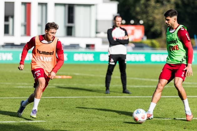Training 1. FC Köln; 30.09.2025 Zweikampf Alessio Castro-Montes (1. FC Köln, 17), Cenk Özkacar (1. FC Köln, 39) Training 1. FC Köln; Geissbockheim, 30.09.2025 Copyright: xBEAUTIFULxSPORTS Wunderlx