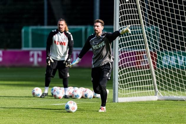 Training 1. FC Köln; 30.09.2025 Ron-Robert Zieler (1. FC Köln, 20) gestikuliert Training 1. FC Köln; Geissbockheim, 30.09.2025 Copyright: xBEAUTIFULxSPORTS Wunderlx