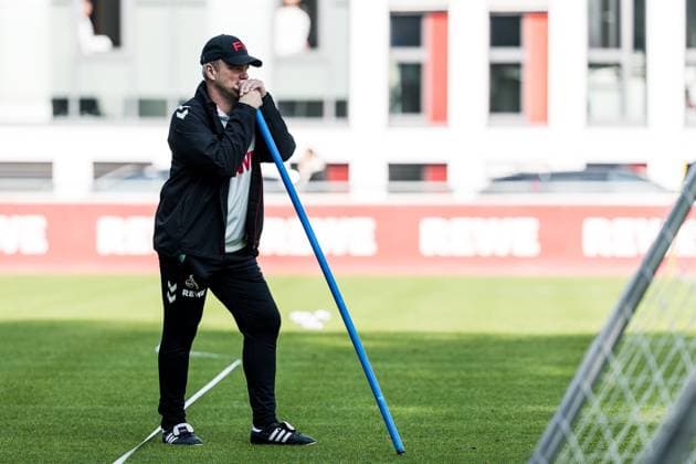 Training 1. FC Köln; 30.09.2025 Lukas Kwasniok (Trainer 1. FC Köln) beobachtet nachdenklich das Training Training 1. FC Köln; Geissbockheim, 30.09.2025 Copyright: xBEAUTIFULxSPORTS Wunderlx