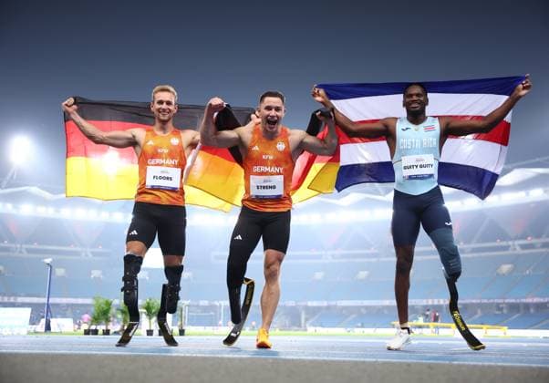 New Delhi 2025 World Para Athletics Championships, India, 30.09.2025 (Photo by Marcus Hartmann) Johannes Floors and Felix Streng of Team Germany and Sherman Guity Guity of Costarica after the Mens 100m Final T64 at New Delhi 2025 World Para Athletics Championships, India, 30.09.2025 (Photo by Marcus Hartmann) Johannes Floors und Felix Streng vom Team Deutschland, sowie Sherman Guity Guity aus Costarica nach dem 100m Finale der Männer in Klasse T64 at New Delhi 2025 World Para Athletics Championships, India, 30.09.2025 (Photo by Marcus Hartmann) *** New Delhi 2025 World Para Athletics Championships, India, 30 09 2025 Photo by Marcus Hartmann Johannes Floors and Felix Streng of Team Germany and Sherman Guity Guity of Costarica after the Mens 100m Final T64 at New Delhi 2025 World Para Athletics Championships, India, 30 09 2025 Photo by Marcus Hartmann Johannes Floors and Felix Streng of Team Germany and Sherman Guity Guity of Costarica after the Mens 100m Final T64 at New Delhi 2025 World Para Athletics Championships, India, 30 09 2025 Photo by Marcus Hartmann Copyright: xBEAUTIFULxSPORTS MarcusxHartmannx