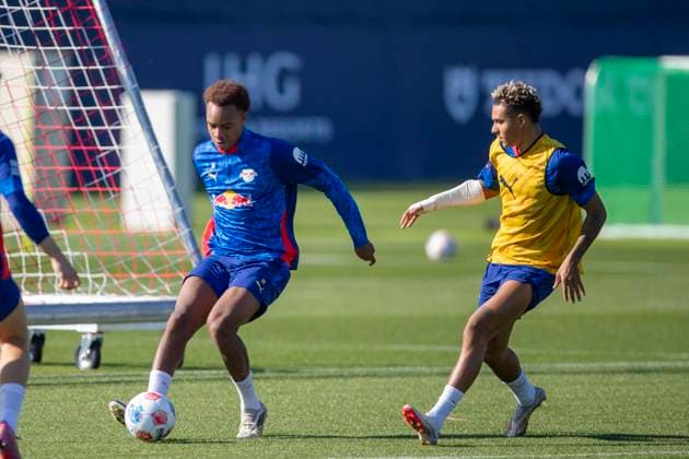 GER, Leipzig, Fußball, Bundesliga, oeffentliches Training, RB Leipzig im Bild v.l.: Assan Ouedraogo (RB Leipzig 20), Antonio Nusa (RB Leipzig 07), Zweikampf 30.09.2025, RB Leipzig Training Akademie Cottaweg Leipzig DFL DFB REGULATIONS PROHIBIT ANY USE OF PHOTOGRAPHS AS IMAGE SEQUENCES AND OR QUASI-VIDEO, Copyright: HMBxMedia PaulxFritz