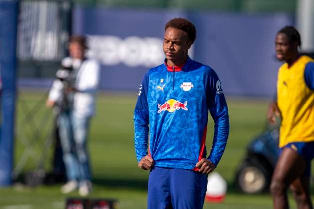 GER, Leipzig, Fußball, Bundesliga, oeffentliches Training, RB Leipzig im Bild v.l.: Assan Ouedraogo (RB Leipzig 20), 30.09.2025, RB Leipzig Training Akademie Cottaweg Leipzig DFL DFB REGULATIONS PROHIBIT ANY USE OF PHOTOGRAPHS AS IMAGE SEQUENCES AND OR QUASI-VIDEO, Copyright: HMBxMedia PaulxFritz