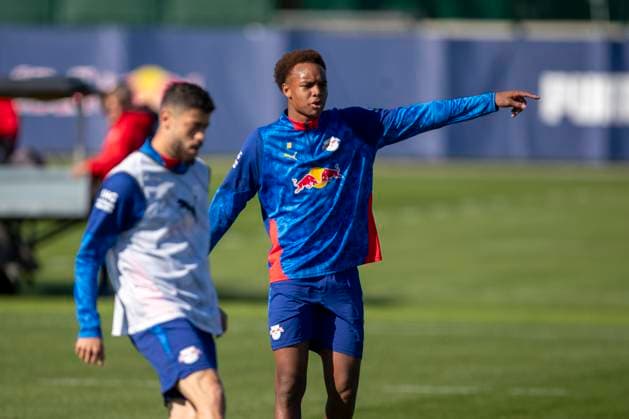 GER, Leipzig, Fußball, Bundesliga, oeffentliches Training, RB Leipzig im Bild v.l.: Assan Ouedraogo (RB Leipzig 20), mit Fingerzeig 30.09.2025, RB Leipzig Training Akademie Cottaweg Leipzig DFL DFB REGULATIONS PROHIBIT ANY USE OF PHOTOGRAPHS AS IMAGE SEQUENCES AND OR QUASI-VIDEO, Copyright: HMBxMedia PaulxFritz