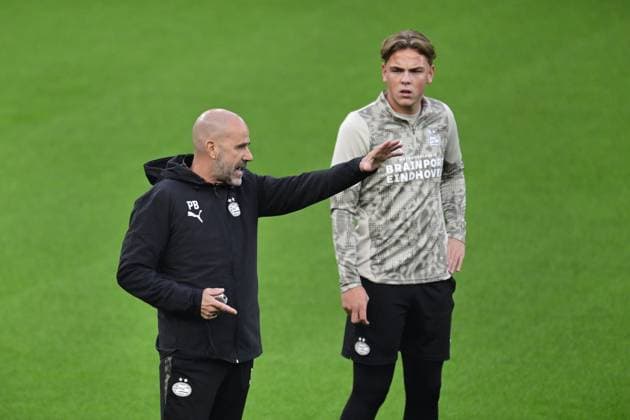 LEVERKUSEN - PSV coach Peter Bosz and PSV s Robin van Duiven during training ahead of the Champions League match against Bayer Leverkusen. ANP OLAF KRAAK xVIxANPxSportx xxANPxIVx 537957412 originalFilename: 537957412.jpg
