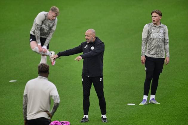 LEVERKUSEN - PSV coach Peter Bosz and PSV s Robin van Duiven during training ahead of the Champions League match against Bayer Leverkusen. ANP OLAF KRAAK xVIxANPxSportx xxANPxIVx 537957574 originalFilename: 537957574.jpg