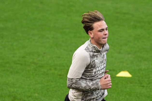 LEVERKUSEN - PSV s Robin van Duiven during training ahead of the Champions League match against Bayer Leverkusen. ANP OLAF KRAAK xVIxANPxSportx xxANPxIVx 537957994 originalFilename: 537957994.jpg