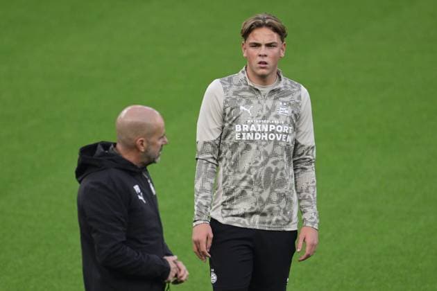 LEVERKUSEN - PSV coach Peter Bosz and PSV s Robin van Duiven during training ahead of the Champions League match against Bayer Leverkusen. ANP OLAF KRAAK xVIxANPxSportx xxANPxIVx 537958252 originalFilename: 537958252.jpg