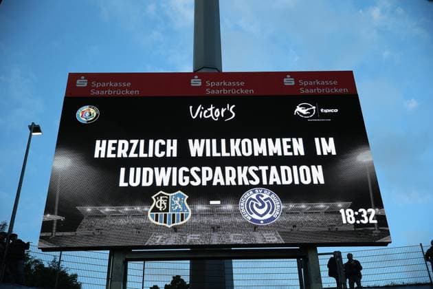 30.09.2025, xrekx, Fussball 3.Liga, 1.FC Saarbruecken - MSV Duisburg v.l. FCS Anzeigetafel, Videowall, Scoreboard, Info, Werbung (DFL DFB REGULATIONS PROHIBIT ANY USE OF PHOTOGRAPHS as IMAGE SEQUENCES and or QUASI-VIDEO) Saarbruecken