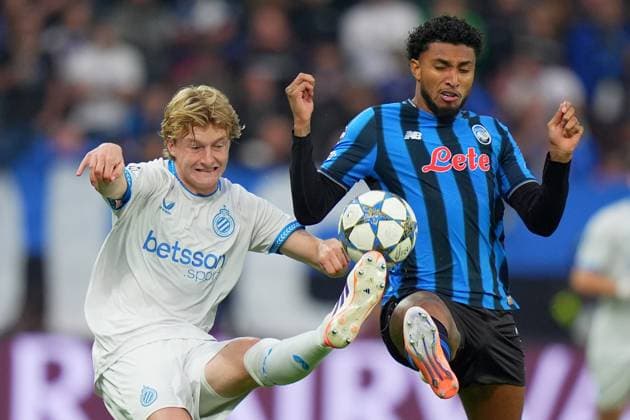 Atalanta s Ederson fights for the ball with Brugge s Cisse Sandra during the Uefa Champions League soccer match between Atalanta and Club Brugge at the New Balance Stadium in Bergamo , north Italy - Tuesday, September 30 , 2025. - Soccer .  Copyright: xSpada LaPressex