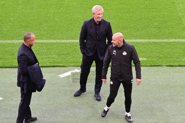 LEVERKUSEN - PSV executives Earnest Stewart, Marcel Brands, and PSV coach Peter Bosz during training prior to the Champions League match against Bayer Leverkusen. ANP OLAF KRAAK xVIxANPxSportx xxANPxIVx 537959131 originalFilename: 537959131.jpg