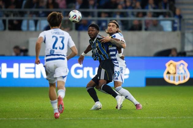 Rodney Elongo Yombo(1. FC Saarbruecken) im Zweikampf mit Jan Simon Symalla (MSV Duisburg) und Joshua Bitter (MSV Duisburg), 1.FC Saarbruecken vs MSV Duisburg Fussball, 3. Bundesliga, 9. Spieltag, Saison 2025 2026, 30.09.2025 DFB regulations prohibit any use of photographs as image sequences and or quasi-video. 1.FC Saarbruecken vs MSV Duisburg Fussball, 3. Bundesliga, 9. Spieltag, Saison 2025 2026, 30.09.2025 Copyright: xEibner-Pressefoto AlexanderxNeisx EP_ANS
