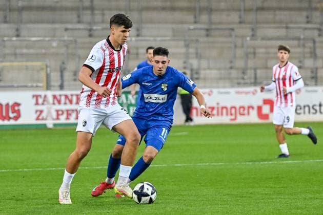 tKarl Steinmann (SC Freiburg II, 33), Pedro Almeida Morais (TSG Balingen, 11) im Duell. GER, SC Freiburg - TSG Balingen, Fussball, Regionalliga Suedwest, 10. Spieltag, Saison 2025 2026, 30.09.2025 DFB REGULATIONS PROHIBIT ANY USE OF PHOTOGRAPHS AS IMAGE SEQUENCES AND OR QUASI-VIDEO GER, SC Freiburg - TSG Balingen, Fussball, Regionalliga Suedwest, 10. Spieltag, Saison 2025 2026, 30.09.2025 Freiburg Copyright: xEibner-Pressefoto ThomasxHessx EP_THS