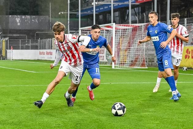 Mateo Zelic (SC Freiburg II, 29), Pedro Almeida Morais (TSG Balingen, 11) im Laufduell um den Ball. GER, SC Freiburg - TSG Balingen, Fussball, Regionalliga Suedwest, 10. Spieltag, Saison 2025 2026, 30.09.2025 DFB REGULATIONS PROHIBIT ANY USE OF PHOTOGRAPHS AS IMAGE SEQUENCES AND OR QUASI-VIDEO GER, SC Freiburg - TSG Balingen, Fussball, Regionalliga Suedwest, 10. Spieltag, Saison 2025 2026, 30.09.2025 Freiburg Copyright: xEibner-Pressefoto ThomasxHessx EP_THS