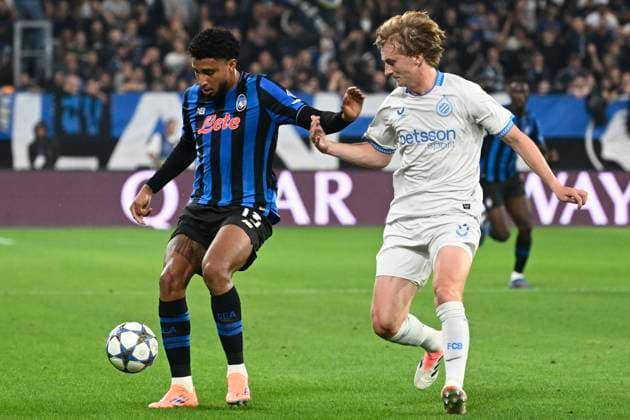 Atalanta v Club Brugge - UEFA Champions League BERGAMO, ITALY - SEPTEMBER 30 : Ederson midfielder of Atalanta and Sandra Cisse midfielder of Club Brugge during the UEFA Champions League 2025 26 League Phase MD2 match between Atalanta and Club Brugge on September 30, 2025 in Bergamo, Italy, 30 09 2025 Bergamo Italy  Copyright: xPeterxDexVoechtx