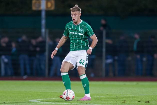 Keke Topp (SV Werder Bremen II, 42) am Ball, Freisteller, Einzelbild, Ganzkörper, Aktion, Action, Spielszene, 30.09.2025, Bremen (Deutschland), Fussball, Regionalliga Nord, SV Werder Bremen II - VfB Lübeck