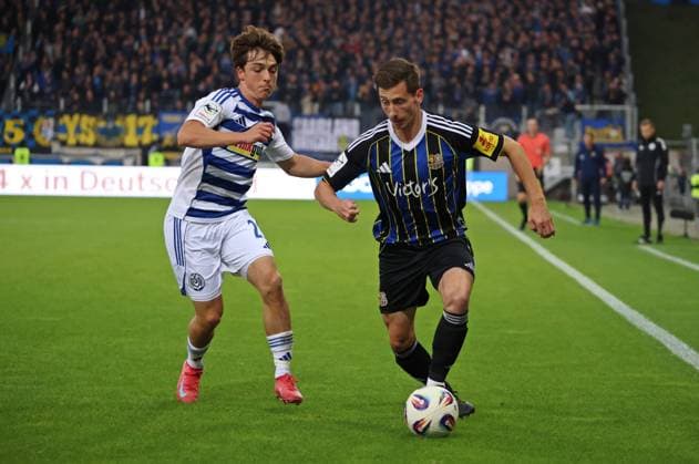30.09.2025, Fussball, Herren, 3. Liga, Saison 2025 2026, 1. FC Saarbrücken - MSV Duisburg, Simon Symalla (MSV Duisburg) Till Schumacher (1. FC Saarbruecken) Saarbrücken Ludwigsparkstadion Saarland Deutschland (DE) Copyright: xFabianxKleerx