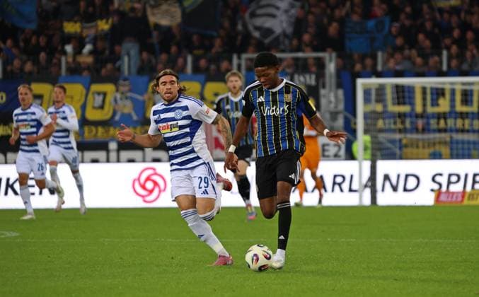 30.09.2025, Fussball, Herren, 3. Liga, Saison 2025 2026, 1. FC Saarbrücken - MSV Duisburg, Joshua Bitter (MSV Duisburg) Rodney Elongo-Yombo (1. FC Saarbruecken) Saarbrücken Ludwigsparkstadion Saarland Deutschland (DE) Copyright: xFabianxKleerx