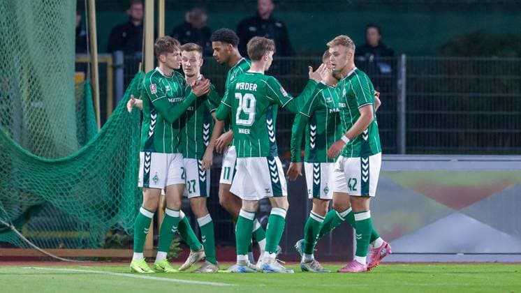 Spieler des SV Werder Bremen mit Torjubel, Jubel, jubeln, jubelt, optimistisch, Spielszene, Highlight, Freude über das Tor zum 1:0, 30.09.2025, Bremen (Deutschland), Fussball, Regionalliga Nord, SV Werder Bremen II - VfB Lübeck