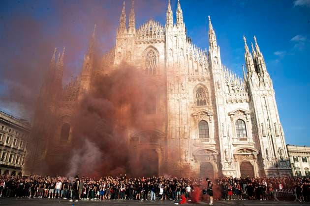 Tifosi Slavia Praga in Piazza Duomo Milano - Italia - Cronaca MartedÃ¬, 30 Settembre, 2025 (Foto di Marco Ottico Lapresse) Slavia Prague fans in Cathedral Square Milan - Italy - News Tuesday, 30 September, 2025  Copyright: xMarcoxOttico LaPressex
