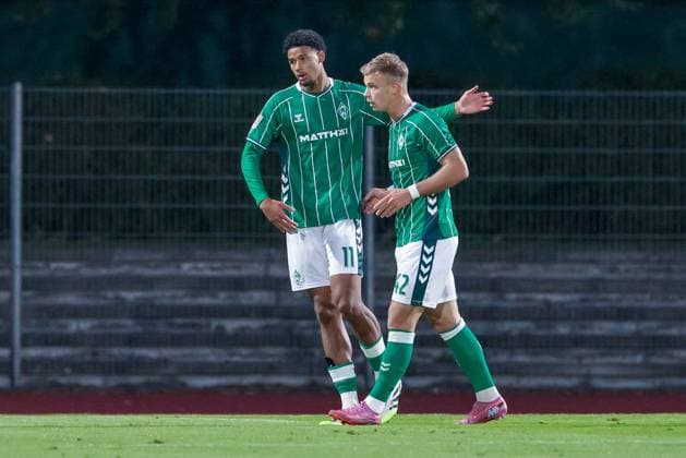 v.li.: Torschütze Salim Musah (SV Werder Bremen II, 11) und Keke Topp (SV Werder Bremen II, 42) mit Torjubel, Jubel, jubeln, jubelt, optimistisch, Spielszene, Highlight, Freude über das Tor zum 1:0, 30.09.2025, Bremen (Deutschland), Fussball, Regionalliga Nord, SV Werder Bremen II - VfB Lübeck