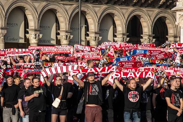 Tifosi Slavia Praga in Piazza Duomo Milano - Italia - Cronaca MartedÃ¬, 30 Settembre, 2025 (Foto di Marco Ottico Lapresse) Slavia Prague fans in Cathedral Square Milan - Italy - News Tuesday, 30 September, 2025  Copyright: xMarcoxOttico LaPressex