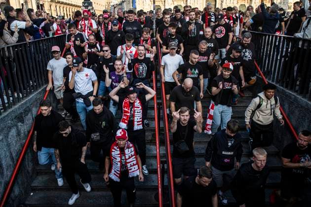 Tifosi Slavia Praga in Piazza Duomo Milano - Italia - Cronaca MartedÃ¬, 30 Settembre, 2025 (Foto di Marco Ottico Lapresse) Slavia Prague fans in Cathedral Square Milan - Italy - News Tuesday, 30 September, 2025  Copyright: xMarcoxOttico LaPressex