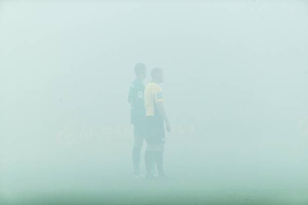 Pyrotechnik Hansa Fans Südtribünde vernebelt Spielfeld - Spielunterbrechung - links Torwart Benjamin Uphoff (Rostock) mit Schiedsrichter Timo Gansloweit ; GER, FC Hansa Rostock vs. FC Energie Cottbus, Fußball, Männer, 3. Liga, 09.Spieltag, Spielzeit 2025 2026, 30.09.2025 Rostock Ostseestadion Mecklenburg - Vorpommern Deutschland