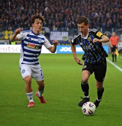 30.09.2025, Fussball, Herren, 3. Liga, Saison 2025 2026, 1. FC Saarbrücken - MSV Duisburg, Simon Symalla (MSV Duisburg) Till Schumacher (1. FC Saarbruecken) Saarbrücken Ludwigsparkstadion Saarland Deutschland (DE) Copyright: xFabianxKleerx