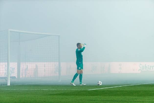 Pyrotechnik Hansa Fans Südtribünde vernebelt Spielfeld - Torwart Benjamin Uphoff (Rostock) ; GER, FC Hansa Rostock vs. FC Energie Cottbus, Fußball, Männer, 3. Liga, 09.Spieltag, Spielzeit 2025 2026, 30.09.2025 Rostock Ostseestadion Mecklenburg - Vorpommern Deutschland
