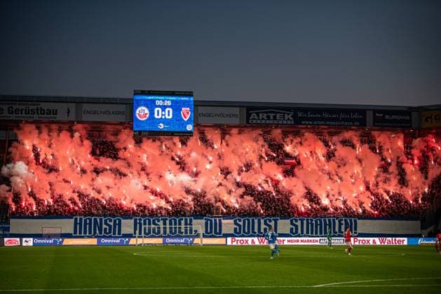 Rostock, Deutschland 30. September 2025: 3. Liga - 2025 2026 - FC Hansa Rostock vs. FC Energie Cottbus Im Bild: Pyroshow auf der Südtribüne , Hansa Rostock du sollst strahlen DFB regulations prohibit any use of photographs as image sequences and or quasi-video. Copyright: xFotostandx xVoelkerx