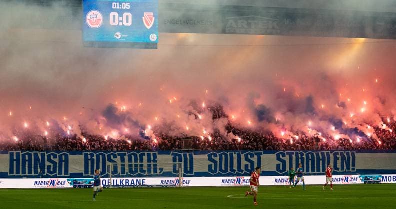 30.9.2025, Fußball, GER, Herren, 3. Liga, DFL, 9. Spieltag, Saison 2025 26, FC Hansa Rostock - FC Energie Cottbus, Die Fans des FC Hansa Rostock zünden kurz nach dem Anpfiff Pyrofackeln und Bengalos in ihrem Block. Rostock Ostseestadion Mecklenburg-Vorpommern Deutschland