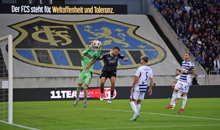 30.09.2025, Fussball, Herren, 3. Liga, Saison 2025 2026, 1. FC Saarbrücken - MSV Duisburg, Max Braune (MSV Duisburg) Patrick Schmidt (1. FC Saarbruecken) Saarbrücken Ludwigsparkstadion Saarland Deutschland (DE) Copyright: xFabianxKleerx