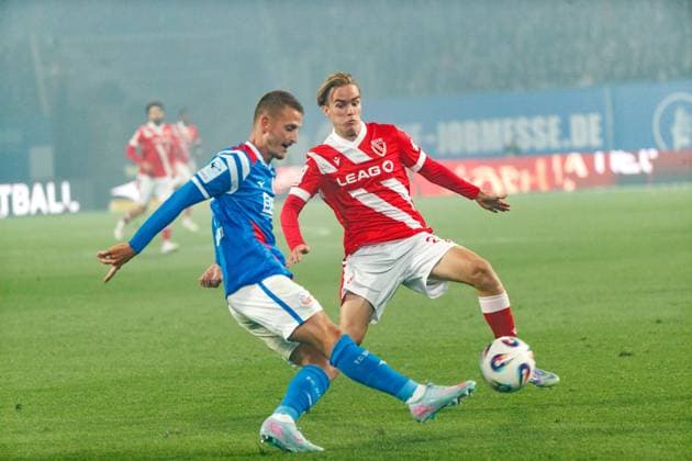 links Nico Neidhart (Rostock) gegen Lukas Michelbrink (FCE) ; GER, FC Hansa Rostock vs. FC Energie Cottbus, Fußball, Männer, 3. Liga, 09.Spieltag, Spielzeit 2025 2026, 30.09.2025 Rostock Ostseestadion Mecklenburg - Vorpommern Deutschland