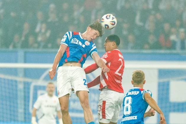 links Ryan Naderi (Rostock) gegen Nyamekye Awortwie Grant (FCE) ; GER, FC Hansa Rostock vs. FC Energie Cottbus, Fußball, Männer, 3. Liga, 09.Spieltag, Spielzeit 2025 2026, 30.09.2025 Rostock Ostseestadion Mecklenburg - Vorpommern Deutschland