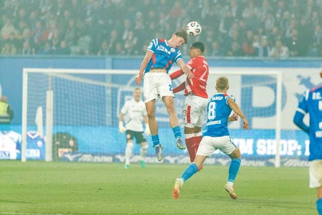 links Ryan Naderi (Rostock) gegen Nyamekye Awortwie Grant (FCE) ; GER, FC Hansa Rostock vs. FC Energie Cottbus, Fußball, Männer, 3. Liga, 09.Spieltag, Spielzeit 2025 2026, 30.09.2025 Rostock Ostseestadion Mecklenburg - Vorpommern Deutschland