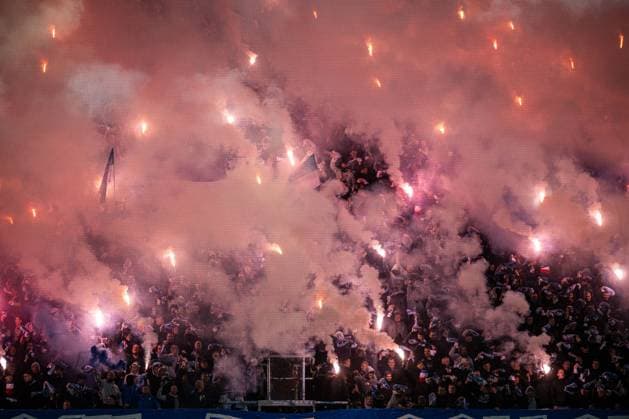 Rostock, Deutschland 30. September 2025: 3. Liga - 2025 2026 - FC Hansa Rostock vs. FC Energie Cottbus Im Bild: Pyroshow auf der Südtribüne DFB regulations prohibit any use of photographs as image sequences and or quasi-video. Copyright: xFotostandx xVoelkerx