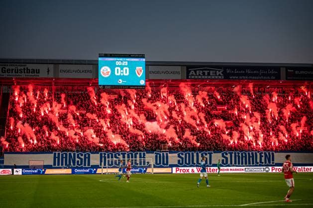 Rostock, Deutschland 30. September 2025: 3. Liga - 2025 2026 - FC Hansa Rostock vs. FC Energie Cottbus Im Bild: Pyroshow auf der Südtribüne , Hansa Rostock du sollst strahlen DFB regulations prohibit any use of photographs as image sequences and or quasi-video. Copyright: xFotostandx xVoelkerx
