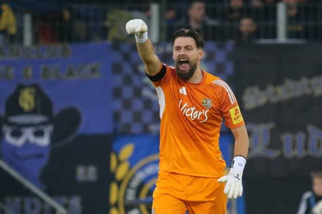 30.09.2025, xmohx, Fussball 3.Liga, 1.FC Saarbruecken - MSV Duisburg v.l. Phillip Menzel (1.FC Saarbruecken) gibt Anweisungen, gestikuliert, mit den Armen gestikulieren gives instructions, gesticulate (DFL DFB REGULATIONS PROHIBIT ANY USE OF PHOTOGRAPHS as IMAGE SEQUENCES and or QUASI-VIDEO) Saarbruecken